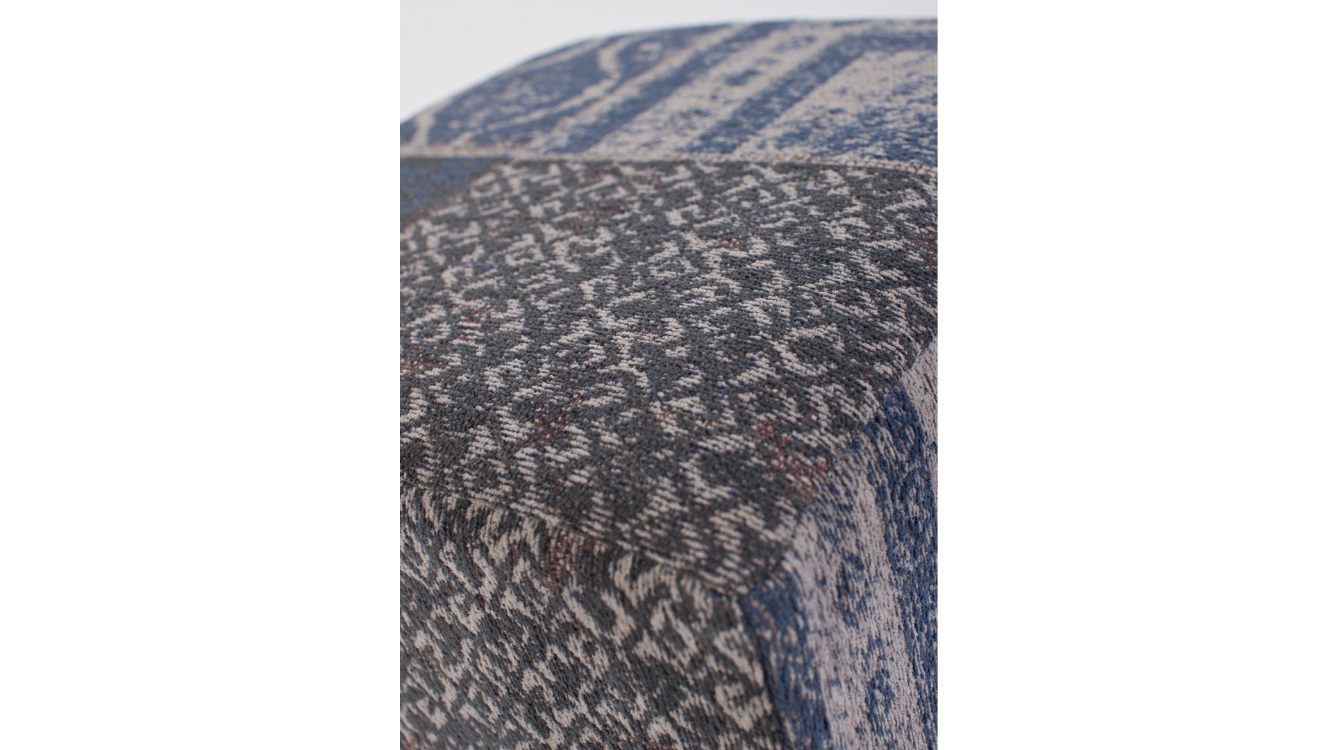 Undi pouf - exhibit (dark blue)