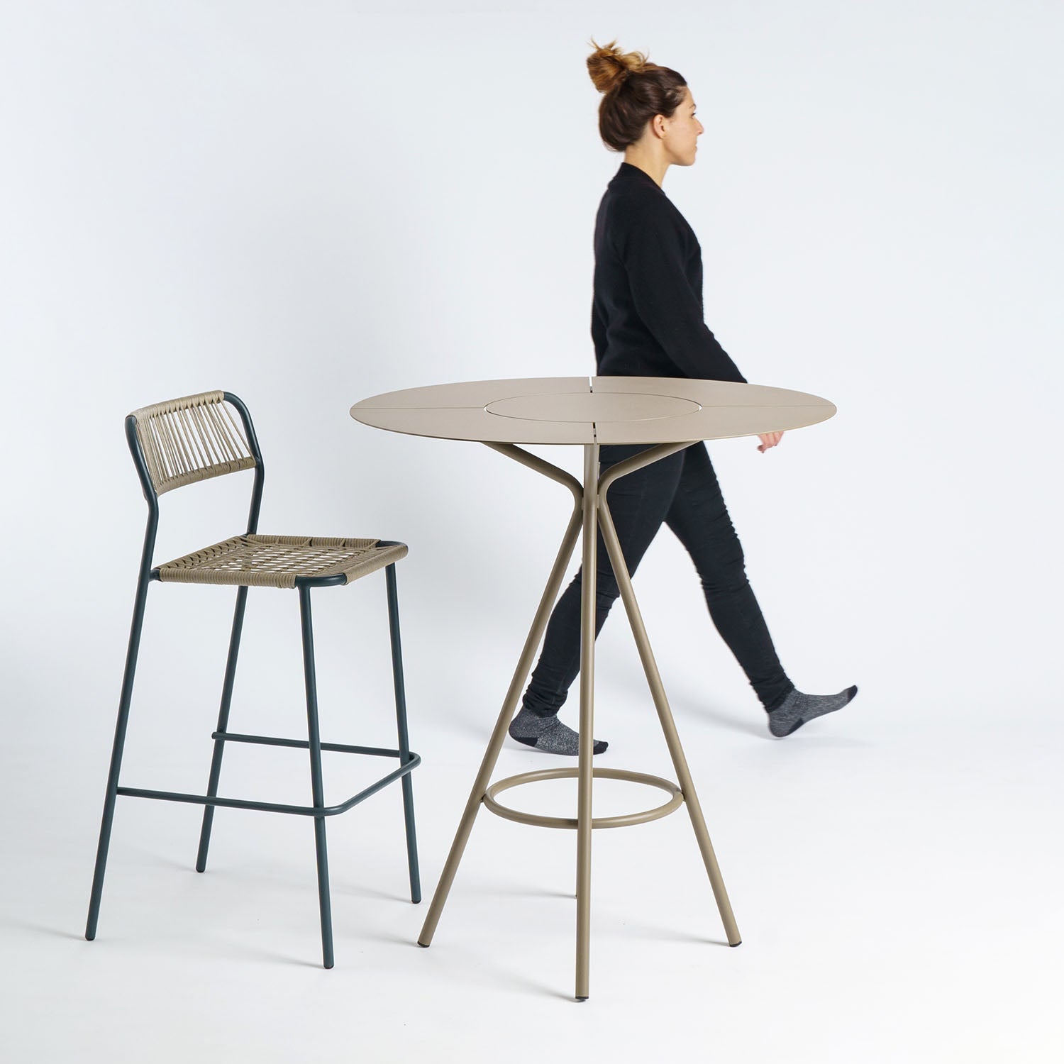 Bianca bar table